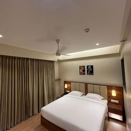 Hotel Krystal Sangli Экстерьер фото