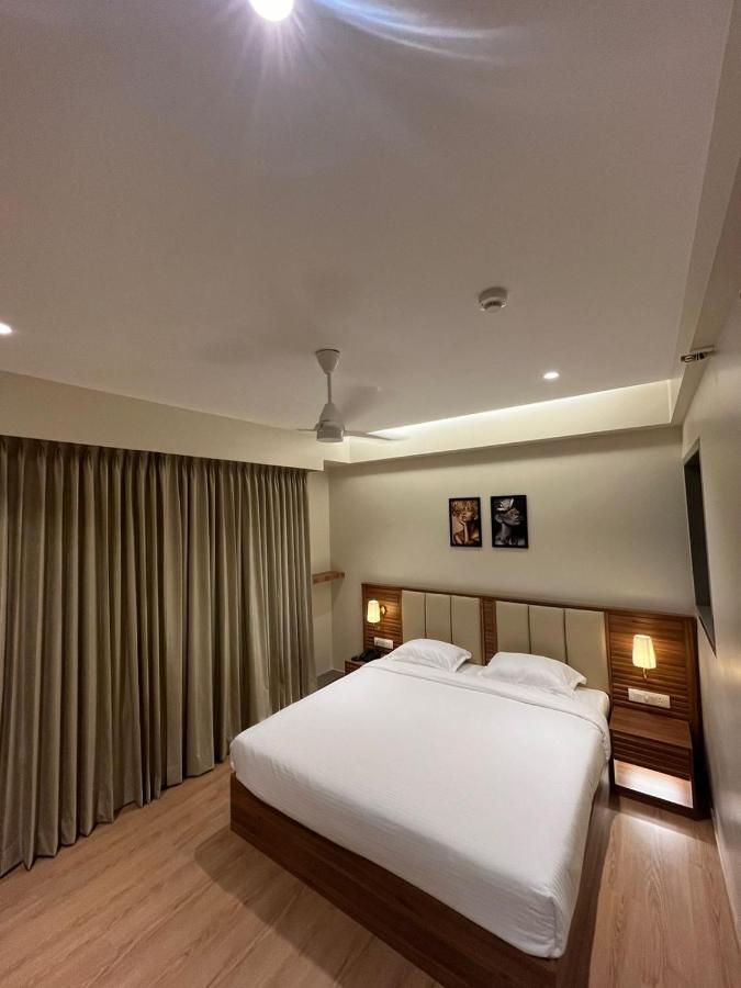 Hotel Krystal Sangli Экстерьер фото